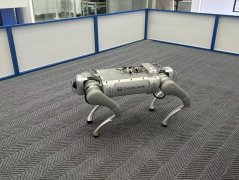 司开辟的机械狗曾协帮完成现场周边的巡检安防