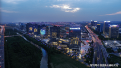 孩子们正在儿童逛乐区欢笑